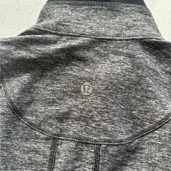 Lululemon grey Athletic Top - ladies size 4 - Picture 3 of 4